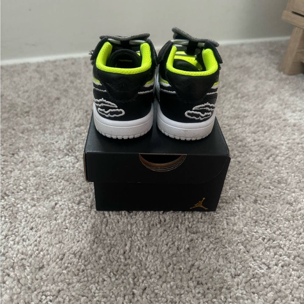 Jordan 1 Low ALT SE - Toddler 5C - Picture 3 of 4